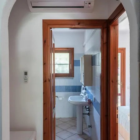 Isa-apartments: Beachside Retreat With Air Conditioning In Aparthotel Budoni