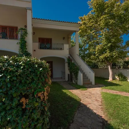 Aparthotel Isa-apartments: Beachside Retreat With Air Conditioning In Budoni